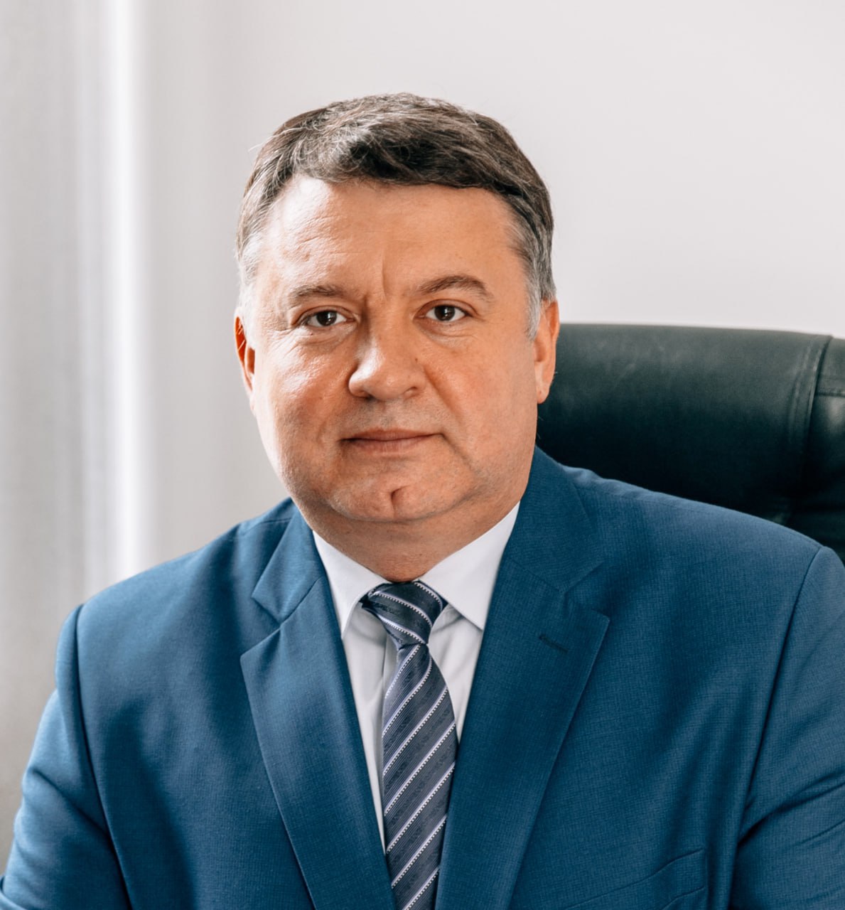 Глава Нововоронежа Нетяга сложил полномочия после избрания в облдуму Николай Нетяга досрочно сложил полномочия главы Нововоронежа в связи с избранием депутатом Воронежской областной Думы Его решение совпало с завершением срока работы состава городской думы Теперь согласно законодательству объявлен конкурс по отбору кандидатур на должность главы городского округа город Нововоронеж В соответствии с новой схемой управления теперь руководитель будет совмещать функции главы города и главы администрации Прежняя система разделения этих постов упразднена Нетяга впервые был избран главой Нововоронежа в сентябре 2015 года затем переизбран на второй срок в сентябре 2020 года t me abireg max