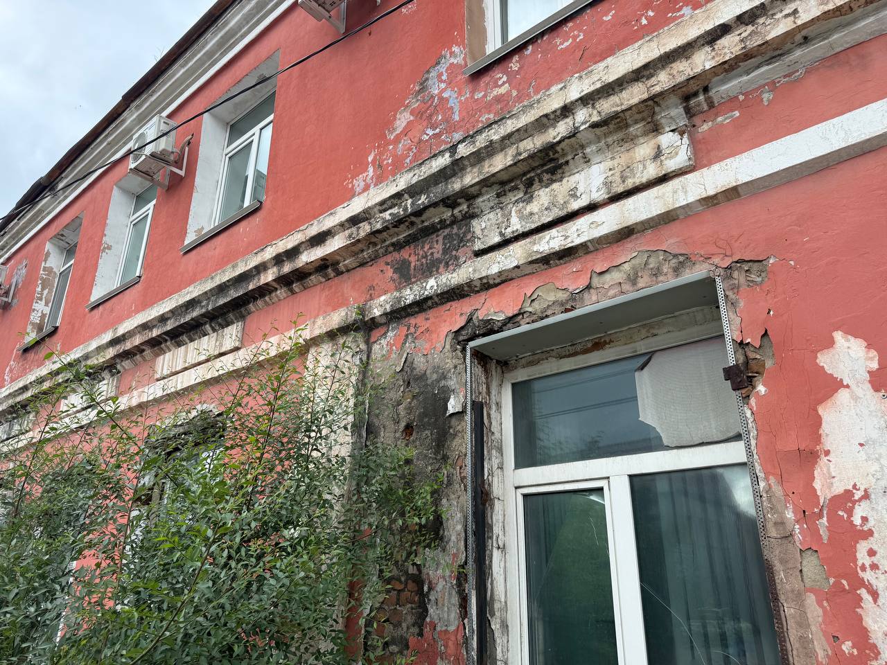 Шестой арбитражный апелляционный суд Хабаровска обязал правообладателей здания, расположенного в Белогорске по ул. Партизанская, 24, привести его в порядок. — Вступило в законную силу решение суда по обязанию Службы по обеспечению деятельности органов местного самоуправления Белогорского муниципального округа за счет собственных средств в течение трех месяцев привести фасад здания по ул. Партизанская, д. 24 в удовлетворительное состояние, пропорционально доле закрепленного на праве оперативного управления нежилого помещения, — рассказала начальник Правового управления Наталья Фахрудинова. — Произвести мероприятия по ремонту фасада здания путем замены, либо восстановления архитектурных элементов фасада, восстановления отделки фасада на аналогичные, окраски в аналогичный цвет собственник должен до 17 октября. За неисполнение решения суда предусмотрено взыскание исполнительского сбора, а также привлечение к административной ответственности. Ранее сообщалось, к собственнику, которым является Белогорский муниципальный округ, Администрацией Белогорска были предъявлены требования о приведении здания в соответствующее состояние согласно нормам действующего законодательства, в том числе, и Правилам благоустройства города. В отношении пользователя здания по ул. Партизанская, 24 отделом муниципального контроля города проводились контрольные мероприятия с апреля 2024 года. Мировым судом по факту неисполнения первого предписания вынесено решение о назначении административного штрафа в размере 10 тысяч руб., штраф не оплачен. 18 ноября было выдано третье предписание со сроком его исполнению 28 апреля 2025 года.