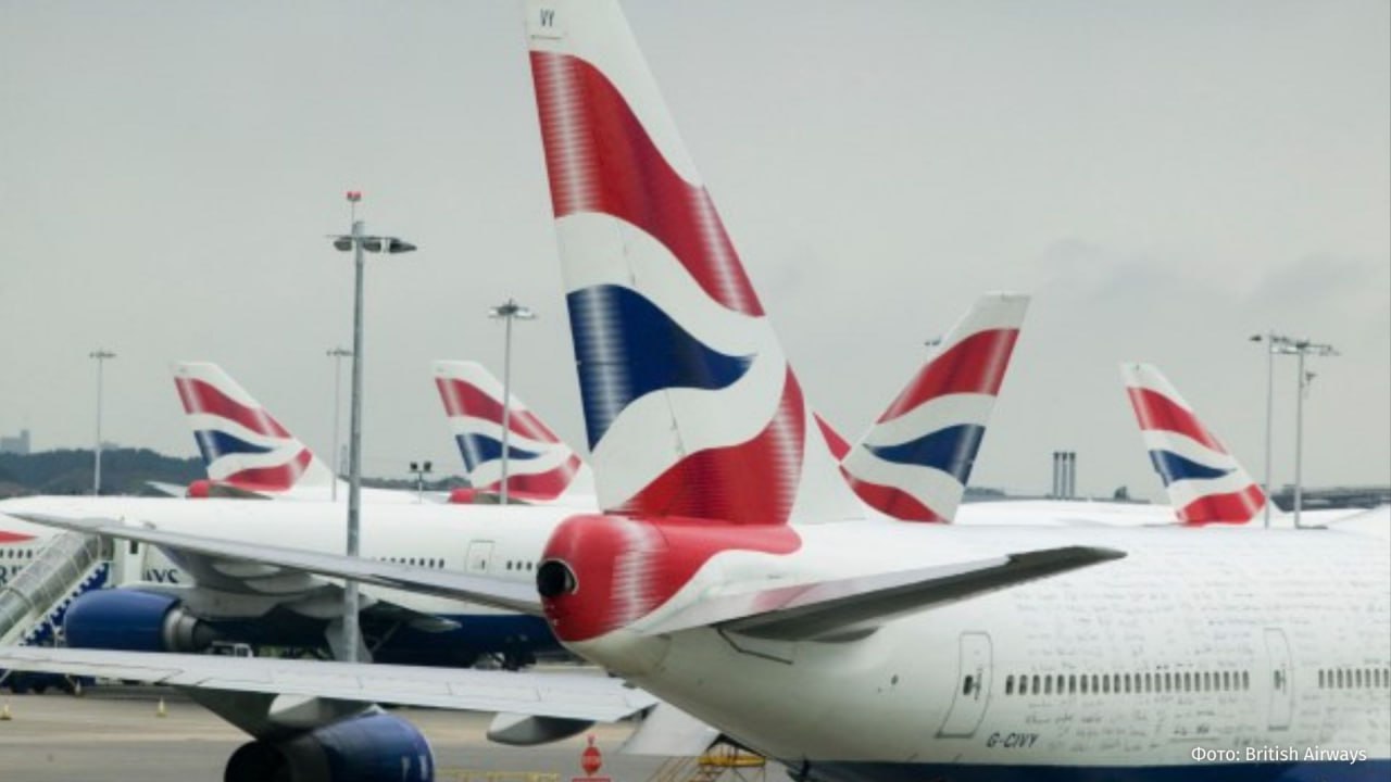 Голого стюарда British Airways нашли танцующим в уборной бизнес-класса во время полёта. Как пишет Sun, пока его коллеги разносили еду и напитки, бортпроводник, употребив запрещённые вещества, танцевал в туалете без одежды. Его смогли укутать в пижаму и пристегнуть к креслу до конца полёта. В Лондоне стюард покинул самолёт в инвалидной коляске.