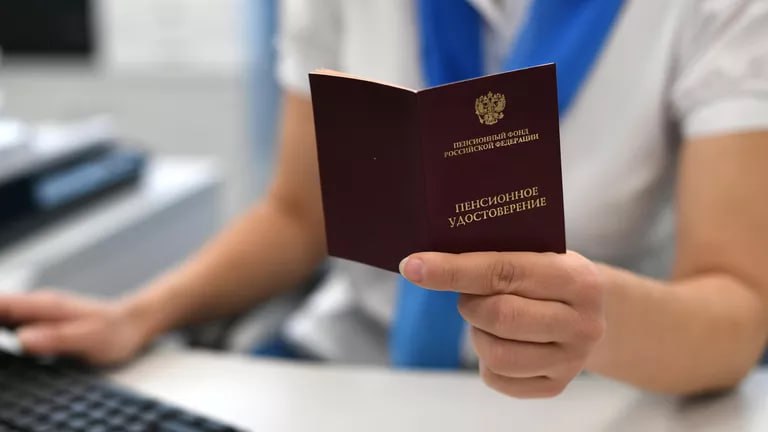 В Совфеде рассказали о способах увеличить размер пенсии по старости 13 декабря РИА Новости Размер пенсии по старости можно существенно увеличить если обратиться за ней через 12 месяцев или позже после возникновения права на нее рассказала РИА Новости глава комитета Совфеда по соцполитике Елена Перминова Стоит подчеркнуть что если вы обратитесь за назначением пенсии через 12 месяцев или более после возникновения права на нее то впоследствии ее размер будет существенно выше За каждый год такой отсрочки фиксированная выплата и страховая пенсия будут увеличиваться на специальные премиальные коэффициенты значительно улучшая ваше финансовое положение сказала Перминова Сенатор отметила что при обращении за страховой пенсией по старости через 5 лет после возникновения права размер выплаты может быть примерно на 40 больше При этом добавила она максимальный срок на который можно отложить выход на пенсию составляет 10 лет Хочу еще раз особо подчеркнуть что механизм отложенной пенсии не является обязательным Человек сам решает когда оформить пенсию и может отложить ее назначение чтобы получить более высокую выплату при более позднем обращении заключила Перминова