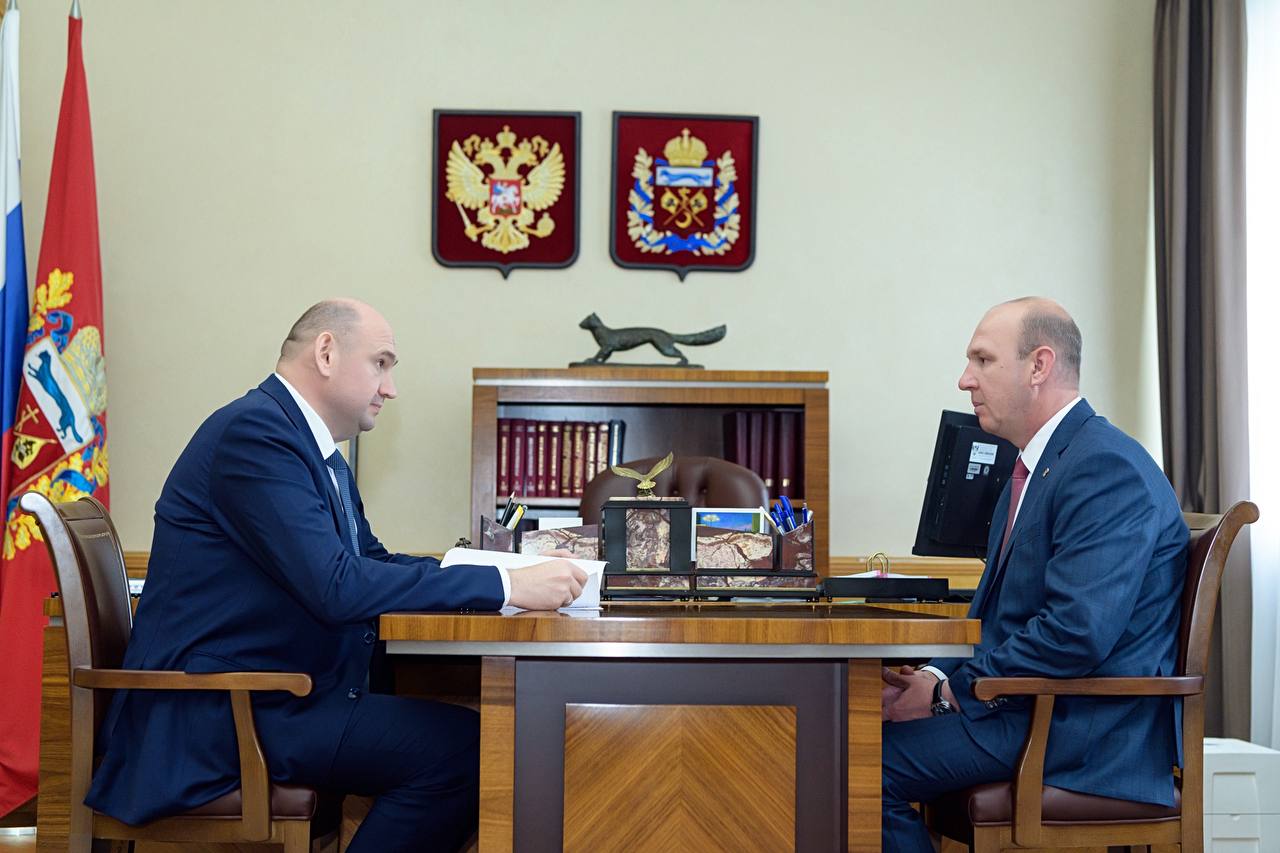 Евгений Солнцев подписал указ о кадровом назначении Сегодня, 30 июня, в соответствии с частью 22 статьи 19, частью 16 статьи 21 Федерального закона от 20 марта 2025 года № 33-ФЗ «Об общих принципах организации местного самоуправления в единой системе публичной власти» врио губернатора Евгений Солнцев подписал указ о назначении Юрия Михалёва на должность временно исполняющего полномочия главы МО Беляевский район. Ранее Юрий Викторович занимал должность заместителя главы администрации по работе с территориями – руководителя аппарата администрации МО Акбулакский район. Федотов Александр Анатольевич, ранее занимавший должность главы Беляевского района, досрочно прекратил полномочия по собственному желанию. Глава Беляевского района будет избран по итогам конкурсных процедур решением районного Совета депутатов.