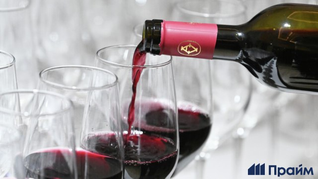 Роскачество назвало лучшие крепленые вина России Лидеры рейтинга крымские вина винодельни Солнечная долина Черный полковник 90 9 балла Черный доктор 90 8 балла В топ 5 выдержанных и марочных вин также вошли Коктебель Ркацители Портвейн Крымский Солнечной Долины Массандра Мускат Белый Южнобережный и другие Продажи крепленых вин в России в 2025 году превысили 11 млн литров а производство выросло на 12 7 до 12 68 млн литров большинство продукции отечественное Подписывайтесь на ПРАЙМ в MAX