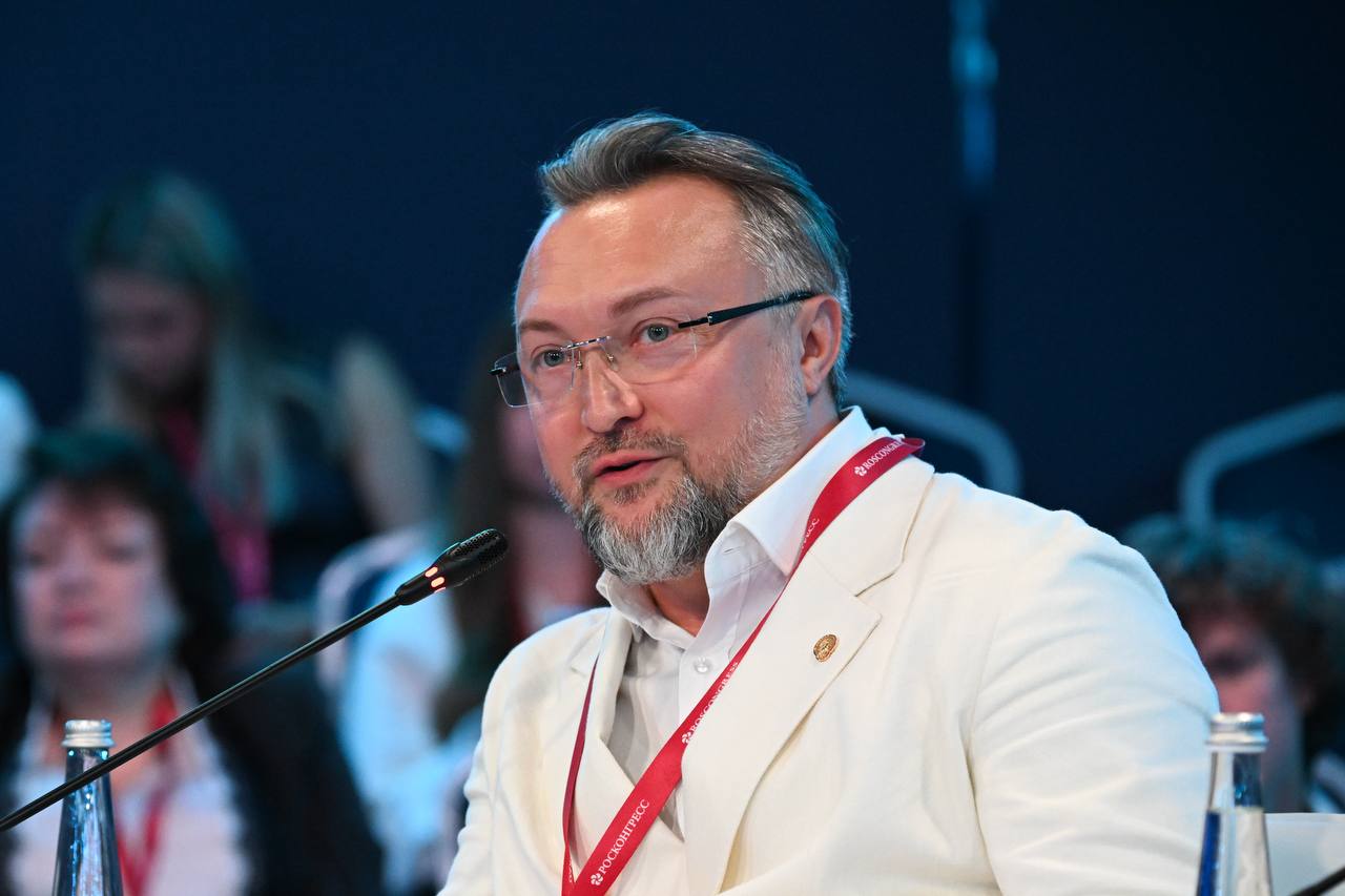 Ректор Новосибирской государственной консерватории, главный режиссер Новосибирского государственного академического театра оперы и балета Вячеслав Стародубцев на полях ПМЭФ-2025 рассказал «Континенту Сибирь» о цели своего приезда на форум, связи культуры и экономики и о том, как работает над реализацией соглашения, подписанного ранее. Вячеслав Стародубцев по приглашению оргкомитета форума принял участие в ПМЭФ-2025 в качестве спикера сессии «Искусство, технологии, смыслы. Что останется неподвластным машинам?» Мероприятие, которое состоялось в четвертый день форума, было посвящено революционным возможностям, открывающимся для классических форм искусства благодаря современным технологиям. «Будем говорить о музыке и об искусственном интеллекте. Культура — это тоже часть экономики. Чем больше мы вкладываемся в творческое образование, развиваем креативное мышление с детства, тем сильнее и конкурентоспособнее становится наше общество и как результат экономика в целом. Поэтому я здесь, на форуме, занимаюсь соединением культурных позиций и экономических, исследую современные тренды и подходы, которые можно применять в театре и музыкальном искусстве», — пояснил Вячеслав Стародубцев. Как рассказал ректор, Новосибирская консерватория плодотворно работает в направлении освоения и применения новых технологий в искусстве. Подробнее по ссылке
