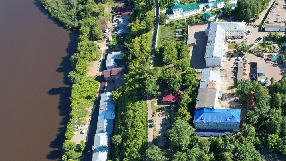 Разрушающийся склон на набережной Грина обследуют. По данным администрации Кирова, причиной мог стать размыв грунта из-за ливневых дождей. Определят способ его укрепления и организуют водоотведение. В ближайшие дни специалисты проведут замеры, после чего составят смету на ремонт.