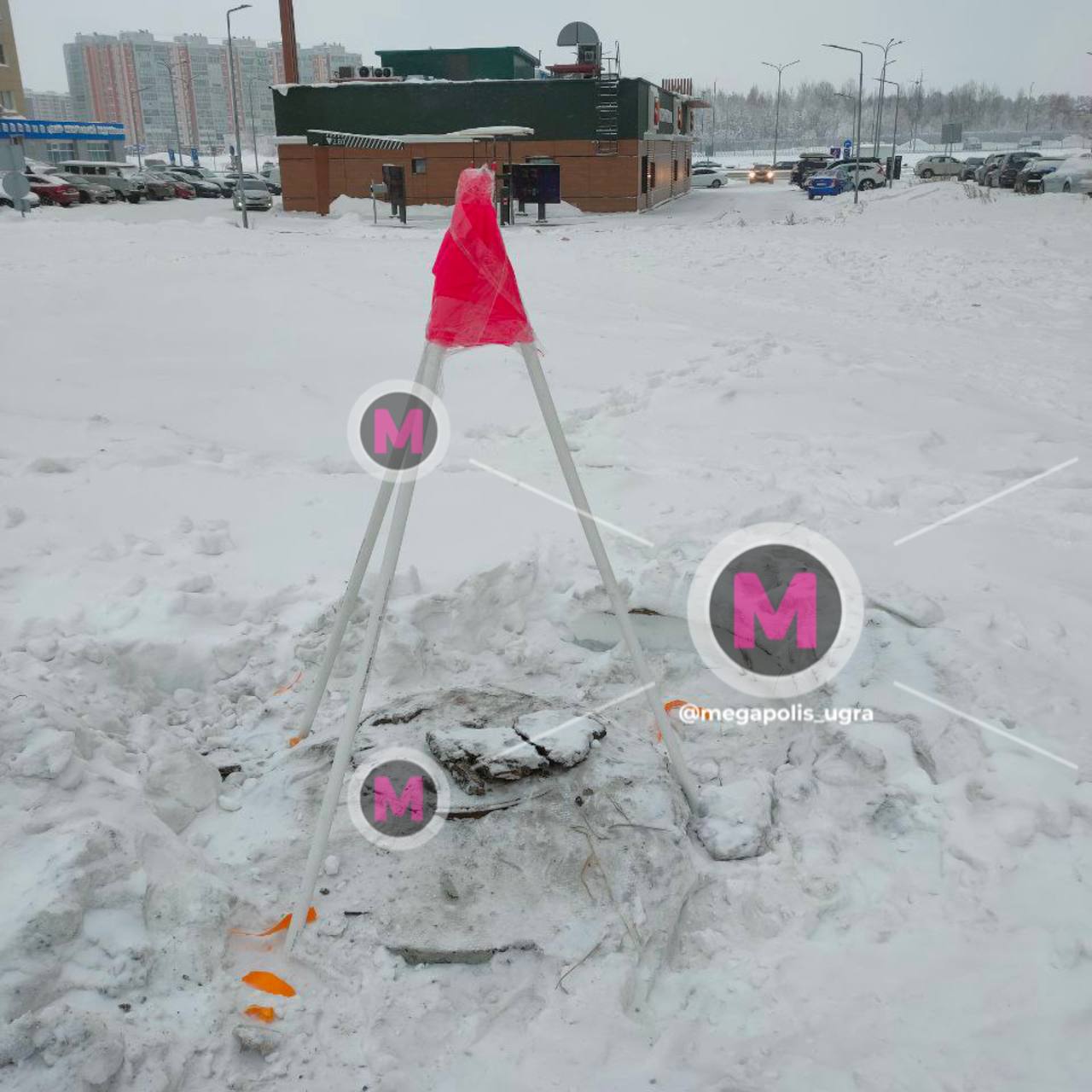 Следователи возбудили уголовное дело о выполнении работ не отвечающих требованиям безопасности в Сургуте Накануне 8 летний ребёнок упал в открытый колодец На место прибыла спасательная бригада и скорая медицинская помощь Мальчика извлекли из колодца и доставили в медицинское учреждение По данной публикации следственным отделом по городу Сургут была организована процессуальная проверка по результатам которой возбуждено уголовное дело по признакам преступления предусмотренного ст 238 УК РФ выполнение работ не отвечающих требованиям безопасности говорится в официальном сообщении ведомства В ходе расследования уголовного дела следователи дадут оценку действиям ответственных за надлежащее содержание конструкции Как ранее сообщили в администрации города колодец расположен на частной территории прислать новость megapolis ugra Мы в МАХ