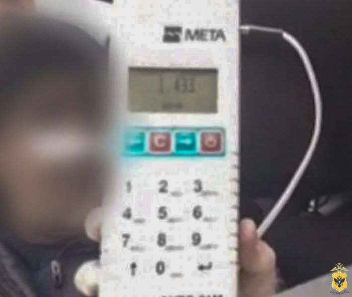 Житель Каховского округа признан судом виновным в управлении транспортным средством в состоянии опьянения Чаплинский межрайонный суд Херсонской области вынес приговор по уголовному делу в отношении 54 летнего местного жителя Он признан виновным по ч 1 ст 264 1 УК РФ управление автомобилем лицом находящимся в состоянии опьянения Суд установил что во второй декаде октября текущего года осужденный осуществлял движение по одной из улиц с Тавричанка Каховского округа за рулем своего автомобиля Мазда Мужчина был остановлен экипажем Госавтоинспекции для проверки документов в ходе чего у него были выявлены признаки алкогольного опьянения в связи с чем он был отстранен от управления автомобилем Ранее он уже привлекался к административной ответственности за аналогичное деяние в связи с чем в отношении его сотрудниками полиции организовано уголовное преследование С учетом позиции государственного обвинителя суд назначил виновному наказание в виде 240 часов обязательных работ с лишением права заниматься деятельностью связанной с управлением транспортными средствами сроком на 2 года Автомобиль Мазда принадлежащий подсудимому конфискован и обращен в доход государства