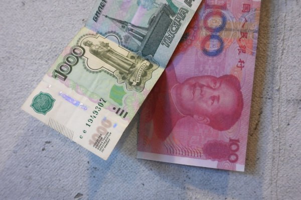 Борис Титов призвал создать специальный фонд в юанях для закупок за рубежом Это поможет как экспортёрам так и импортёрам которые нуждаются в обновлении своей техники отметил спецпредставитель президента России по связям с международными организациями У нас есть конкретное предложение создать специальный фонд из юаней в эквиваленте по крайней мере 3 триллионов рублей сказал он на пресс конференции по итогам года Титов добавил что при помощи такого фонда можно нарастить импорт уравняв его с экспортом В КНР много оборудования достойного качества которое стоит дешевле немецкого или итальянского А экспорт из России в Китай в свою очередь надо наращивать за счёт продовольствия И не сырья а именно готового продовольствия Китайцы считают и не ошибаются что в России очень чистые экологически продукты заявил спецпредставитель главы государства Подписаться на Говорит Москва Telegram VK MAX