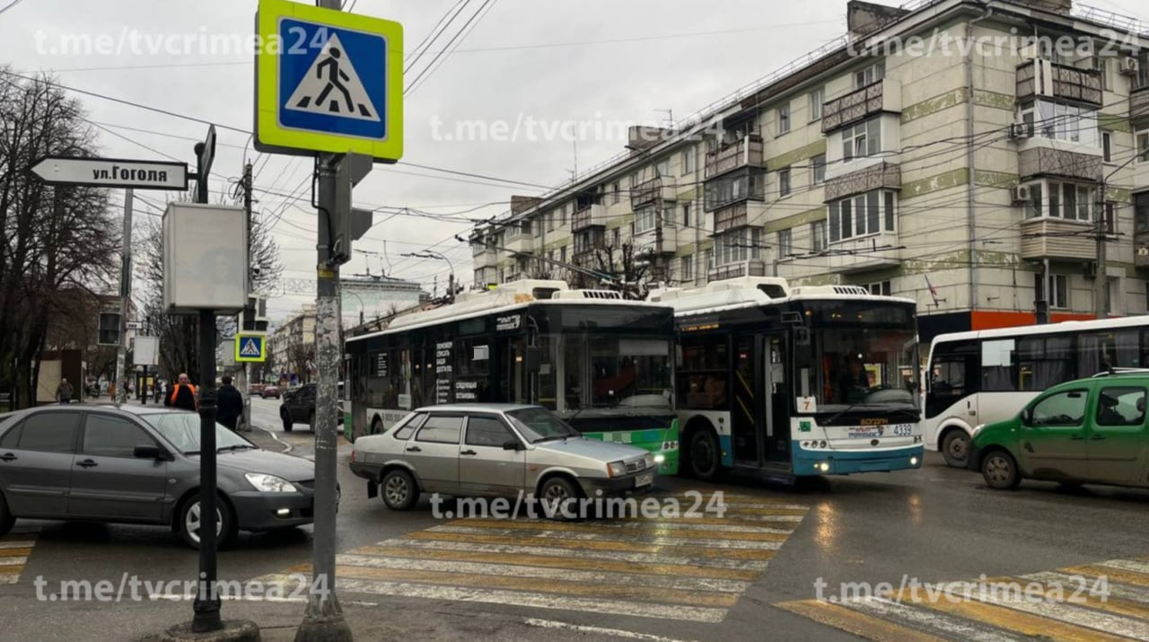 В Симферополе столкнулись легковушка и троллейбус  Авария произошла на перекрестке улиц Кирова и Гоголя. О пострадавших информации нет, подробности уточняются.  Крым 24