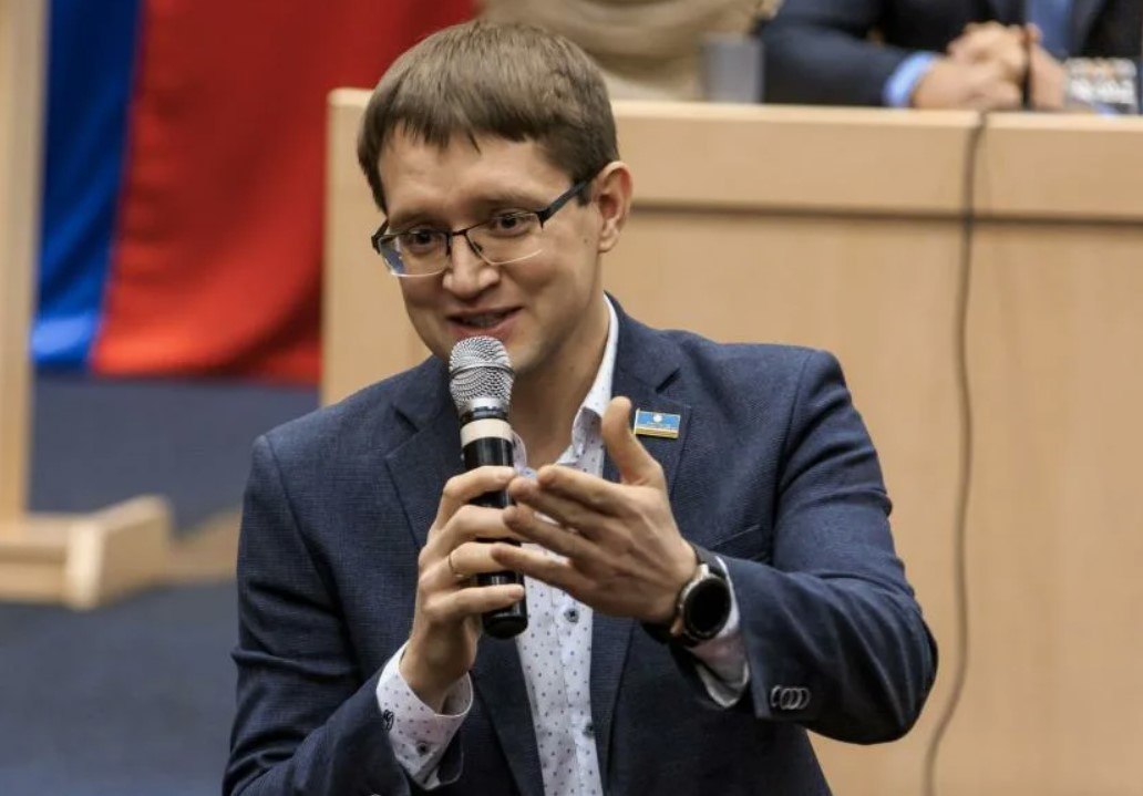 В Якутии хотят построить 200 заправок для электрокаров В 2025 году в Якутии откроются новые станции зарядки для электромобилей. В столице республики появятся две такие заправки, в Алдане — три, а также по одной станции в поселке Серебряный Бор Нерюнгринского района и селе Ытык-Кюель Таттинского улуса. Этот проект стал частью масштабного плана по развитию инфраструктуры для электрокаров в регионе. «В Якутии мы планируем построить сеть из 200 электрозаправок для зарядки электрокаров и гибридных автомобилей», – отметил министр промышленности и геологии Якутии Максим Терещенко. Он добавил, что в регионе активно растёт количество владельцев экологически чистых автомобилей. Сейчас в Якутии зарегистрировано более 150 электромобилей и свыше 4 тысяч гибридных автомобилей. Такой спрос уже сегодня диктует необходимость в расширении и развитии зарядной инфраструктуры. В регионе активно поддерживается переход к более экологичному транспорту, а также создаются условия для внедрения новых технологий. В настоящее время в Якутии работает 8 электрозарядных станций, которые расположены в Якутске, Ленске, Мирном и поселке Нижний Бестях. #Якутия #замгубернатора