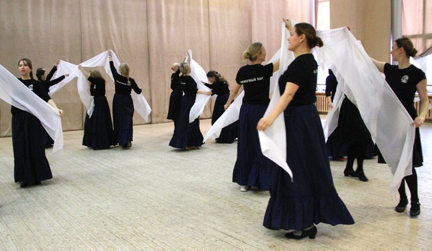 Северный русский народный хор приглашает на юбилейные концерты 7 и 8 марта в 18 30 в Архангельском театре драмы имени М В Ломоносова пройдут концерты Государственного академического Северного русского народного хора Летели птицы райские пели песни царские посвященные 100 летию коллектива Сейчас в Северном хоре проходят репетиции юбилейной программы