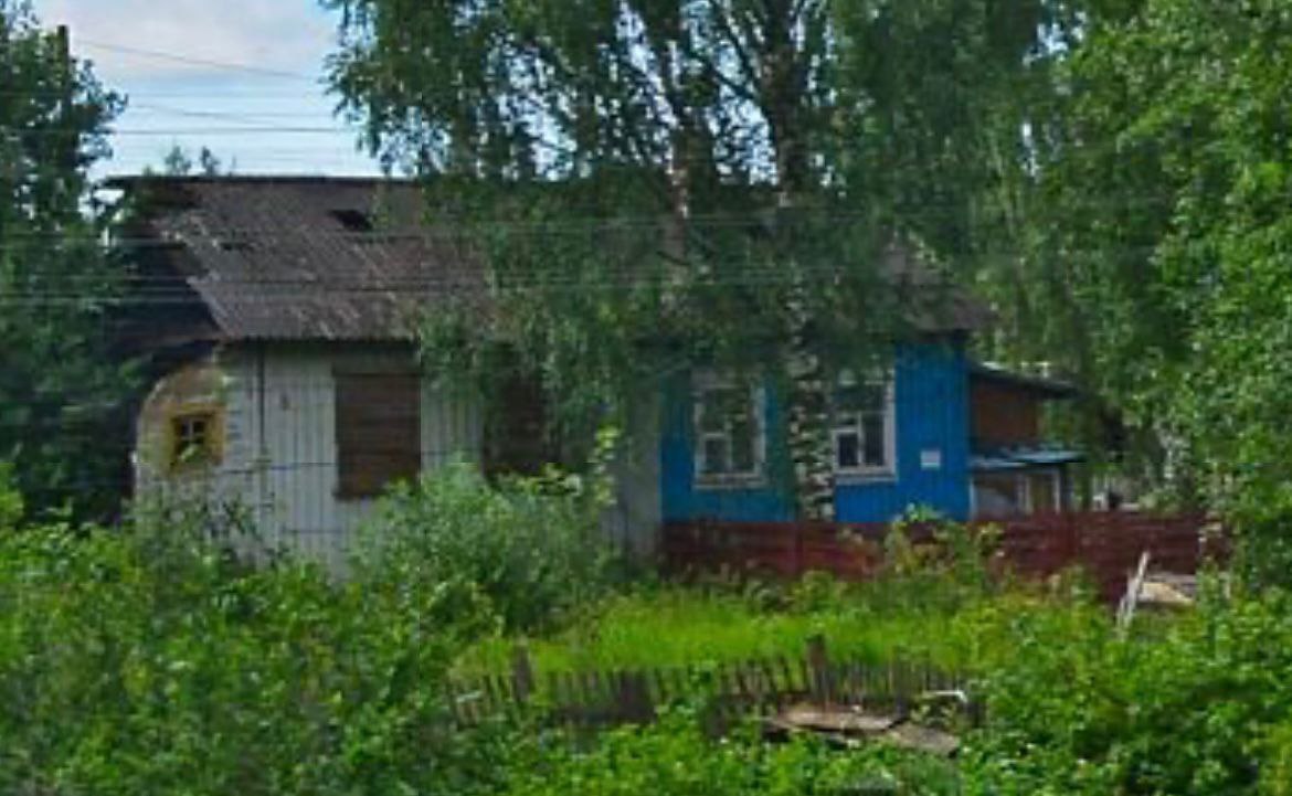 После вмешательства прокуратуры администрацией городского поселения «Вельское» снесены аварийные дома Прокуратурой Вельского района проведена проверка исполнения законодательства в жилищно-коммунальной сфере. Установлено, что в г. Вельске два многоквартирных дома по улицам Привокзальная и Октябрьская признаны аварийными и подлежащими сносу, граждане в этих домах не проживают. Ввиду непринятия органом местного самоуправления мер к сносу аварийного и расселенного жилфонда, создающего угрозу жизни и здоровью граждан, Вельский районный суд по иску прокурора возложил на администрацию ГП «Вельское» обязанность произвести снос указанных аварийных домов до 30.08.2025. Во исполнение судебного акта администрацией городского поселения заключены муниципальные контракты на выполнение вышеуказанных работ, которые исполнены, аварийные дома снесены.