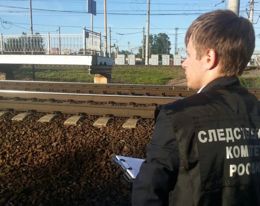 На Кубани грузовой поезд насмерть сбил подростка Это произошло 27 июля на перегоне между железнодорожными станциями Кабардинской и Хадыженска в Апшеронском районе. - По факту смертельного травмирования молодого человека 2008 года рождения возбуждено уголовное дело по признакам преступления, предусмотренного ч. 2 ст. 263 УК РФ нарушение правил движения и эксплуатации железнодорожного транспорта, повлекшее по неосторожности смерть человека , - говорится в сообщении Западного межрегионального следственного управления на транспорте СК РФ. Уточняется, что несовершеннолетний от полученных травм скончался на месте происшествия.