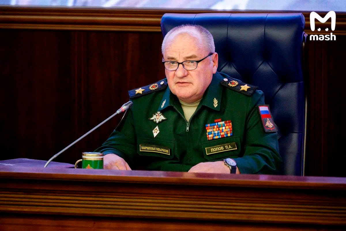 Бывшего замминистра обороны Павла Попова госпитализировали из лефортовского СИЗО в городскую больницу. Состояние здоровья генерала сильно ухудшилось в заключении. По данным Mash, у Попова гипертоническая болезнь 2 степени, диабет, атеросклероз, мочекаменная болезнь, неалкогольная жировая болезнь печени и доброкачественная гиперплазия. Медики решают вопрос об операции. Ещё на свободе Попов лечился стационарно. Защита на каждом заседании просит учесть физическое состояние генерала. Ранее экс-заместителю министра МО продлили меру пресечения на 3 месяца. Его арестовали в августе прошлого года и обвинили в хищении 30 млн, выделенных на функционирование подмосковного военно-патриотического парка культуры и отдыха "Патриот" и конгрессно-выставочного центра "Патриот". По версии следствия, генерал организовал строительные и ремонтные работы на своем загородном участке в Красногорском районе Подмосковья. В суде защита говорит: Попов обустроил дачу на свои деньги — затраты на строительство дома в 190 квадратов с гаражом и баней укладываются в легальные доходы Попова.