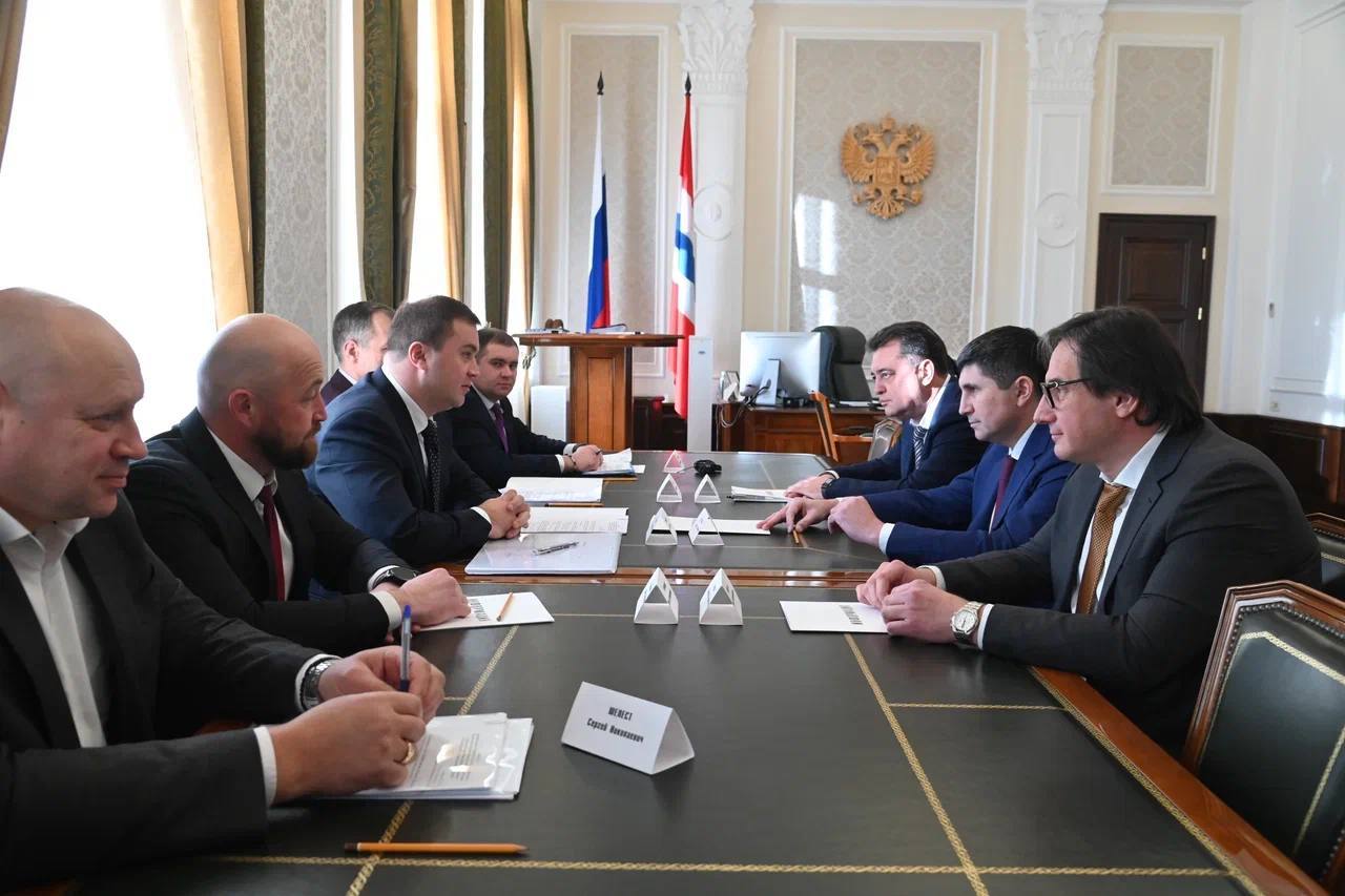 Новым директором ТГК 11 стал Дмитрий Бондарь Его представили губернатору Омской области Виталию Хоценко в рамках рабочей встречи с генеральным директором ПАО Интер РАО Сергеем Дрегвалем В ходе совместного совещания обсудили вопросы повышения эффективности и модернизации объектов генерации тепло и электроэнергии в Омской области Как прозвучало на встрече до 2027 года запланирована реализация инвестпроектов по обновлению четырех турбоагрегатов ТЭЦ 4 и ТЭЦ 5 Кроме того поднимались вопросы соблюдения экологических стандартов и участия компании в проекте Чистый воздух рассказал глава региона Om1 Омск в MAX