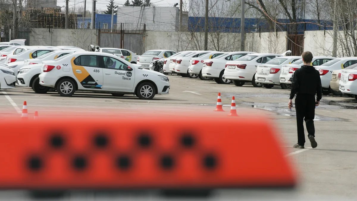 Стоимость поездок на такси в День города вырастет в Нижнем Новгороде на 20-30%, сообщили в пресс-службе «Яндекс Go». По данным компании, количество пассажиров в праздничный день увеличится на 40-50%. Спрос начнет расти с 15:00 и будет особенно высоким перед началом вечерних концертов и после них. Количество водителей на линии планируется увеличить на 15-25%, но свободных машин может быть недостаточно. Фото: Роман Яровицын, Коммерсантъ Подписывайтесь на «Ъ-Приволжье»