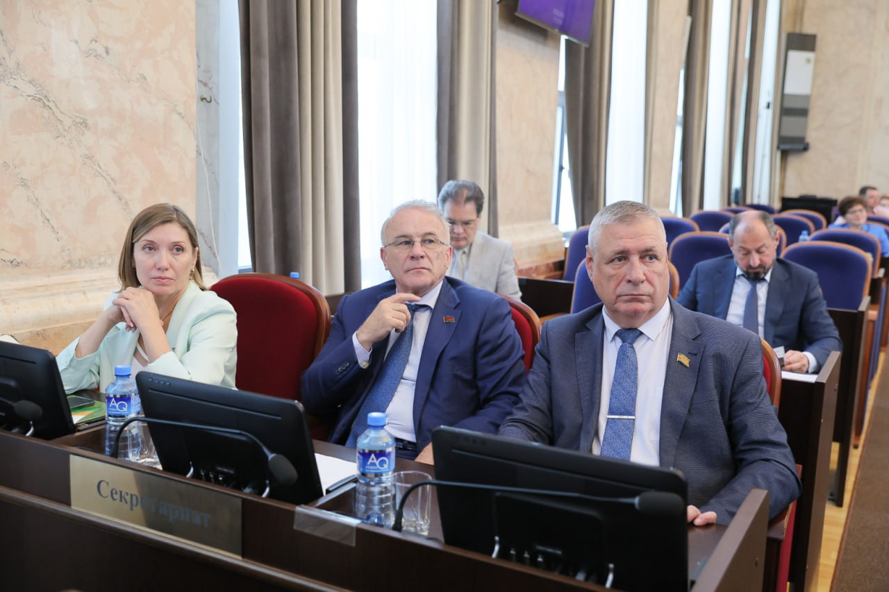 В Краснодарском крае вводят штрафы за недобросовестное отношение к чернозему  Соответствующие изменения в краевые законы приняли депутаты Законодательного Собрания Кубани. Участие в сессии принял губернатор Вениамин Кондратьев, заседание провел председатель ЗСК Юрий Бурлачко.  – Еще в 2015 году один из ученых говорил, что на Кубани гумуса хватит лет на 30-35. Его содержание в почве снижалось из-за интенсивного сельского хозяйства и агрохимии. Сегодня мы продолжаем получать достойные урожаи, но при этом повышаем плодородие. Для этого действует краевой закон. Теперь в нем закрепили и уточнили обязанности владельцев сельхозземель соблюдать севооборот, сохранять почвы. Сегодня ввели административную ответственность за недобросовестное, бесхозяйственное отношение к нашему чернозему. Земля – наше богатство, которое мы должны передать последующим поколениям, – сказал Вениамин Кондратьев.