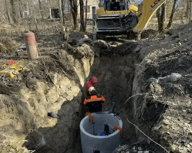 Капремонт основного водопровода в Житково подходит к концу В поселке Житково Выборгского района завершается капитальный ремонт основного водопровода Готовность составляет 85 Переподключение к новой магистрали планируется выполнить после майских праздников сообщили Леноблводоканале 2 7 км новых труб уже протянуто под землей Осталось проложить ещё 30 метров и завершить монтаж узлов в четырех железобетонных колодцах сообщили в компании Общее финансирование проекта реализуемого в рамках федерального проекта Модернизация коммунальной инфраструктуры составило 48 3 млн рублей Леноблводоканал   Подпишитесь на ivbg ru Ivbg в Max