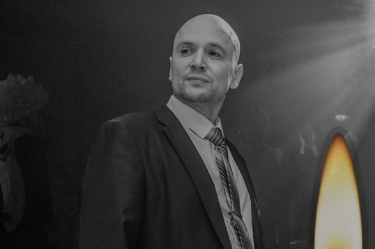 Актер Дмитрий Гранкин скончался от сердечного приступа в Петербурге на 49-м году жизни  В Петербурге в возрасте 48 лет из-за сердечной недостаточности скончался актер дубляжа Дмитрий Гранкин. Печальная новость появилась на его странице в соцсети «ВКонтакте».  «Дорогие друзья, Дмитрий Гранкин скончался 12.08.2025 в 22:30 в Елизаветинской больнице. Причиной смерти стала сердечная недостаточность, вызванная болезнью почек, так же инсульт, который случился полтора года назад дал о себе знать»,— говорится в сообщении.  В некрологе также уточняется, что артист до последнего дня сохранял позитивный и активный образ жизни-недавно — в частности, не так давно купил сап-борд, «что бы покорять Балтику».   Отпевание и похороны пройдут 17 августа на Северном кладбище в Петербурге.  Фото: страница Дмитрия Гранкина «ВКонтакте»
