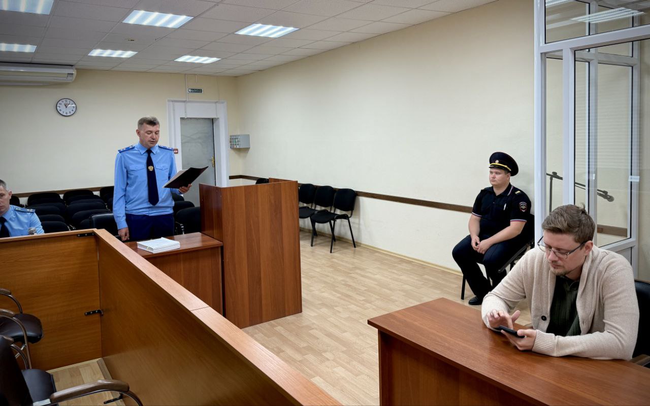 Прокурор Ставропольского края Юрий Немкин поддержал государственное обвинение по уголовному делу о двойном убийстве, совершенном 12 лет назад    Ставропольский краевой суд вынес приговор по уголовному делу в отношении 58-летнего Запира Омарова. Он признан виновным по пп.  «а», «е», «з» ч. 2 ст. 105 УК РФ  убийство двух лиц общеопасным способом, по найму , ч. 2 ст. 167 УК РФ   уничтожение чужого имущества путем взрыва , ч. 2 ст. 222 УК РФ  незаконные приобретение, хранение, перевозка и ношение взрывных устройств, совершенные группой лиц .  Установлено, что в 2013 году подсудимый по заказу неустановленного лица совершил убийство двух человек в городе Нефтекумске путем подрыва самодельных взрывных устройств, установленных в нижней части их автомобилей.    Устройства были приведены в действие средствами дистанционного управления от автомобильной сигнализации, подложенными под колеса транспортных средств.   За совершение убийств Омарову было обещано денежное вознаграждение в размере 2,4 млн рублей.   С учетом позиции прокурора края суд приговорил подсудимого к лишению свободы на срок 22 года с отбыванием в исправительной колонии строгого режима с ограничением свободы на 1 год 6 месяцев.