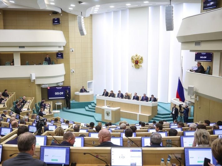 Добросовестным инвесторам налоговые преференции ℹ Совет Федерации одобрил изменения в Налоговый кодекс РФ которые уточняют правила получения налоговых льгот для резидентов территорий с преференциальным режимом ТОР свободного порта Владивосток Арктической зоны РФ и других Для применения пониженных налоговых ставок налоговых льгот и тарифов страховых взносов резидентам таких преференциальных территорий получившим статус после 1 апреля 2026 года будет необходимо соответствовать ряду критериев Во первых за три предыдущих года организация не должна привлекаться более двух раз к административной ответственности за непредоставление отчётности Во вторых она должна выполнять отдельные обязательства установленные соглашением об осуществлении инвестиционной деятельности отметил сенатор РФ от Приморского края Александр Ролик Новые требования начнут действовать с отсрочкой через три года после получения статуса резидента При этом действующие резиденты преференциальных режимов сохраняют все ранее предоставленные им права Полностью читайте на нашем сайте Подписывайтесь на новости парламента Приморья