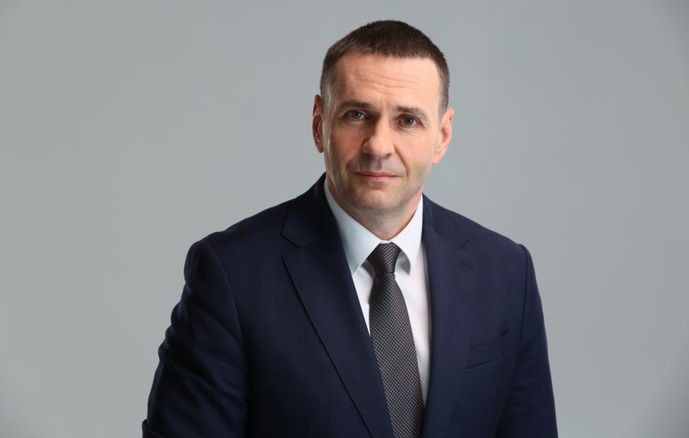 В Хабаровском крае 2026 год станет Годом спорта Инициативу объявил губернатор Дмитрий Демешин на расширенном заседании правительства подводя итоги и давая понять что спортивный темп снижать не планируется Поддержка атлетов закреплена и рублём С нового года губернаторская стипендия для добившихся высоких результатов вырастет с пяти до пятнадцати тысяч рублей Поощрят двадцать сильнейших участников официальных соревнований и их тренеров Меняется и инфраструктура В Хабаровске уже открыта новая спортивная площадка на набережной стадиона имени Ленина Параллельно по поручению Демешина запускают строительство физкультурно оздоровительных комплексов в каждом районе включая сельские территории Год спорта стартует с Забега обещаний на 2026 метров в первый день января символичный разгон на год вперёд Край вошёл в число лидеров федеральной спортивной программы а губернатор активно встречается с атлетами и делает ставку на массовый спорт Курс задан нужно только держаться дистанции Хабаровск