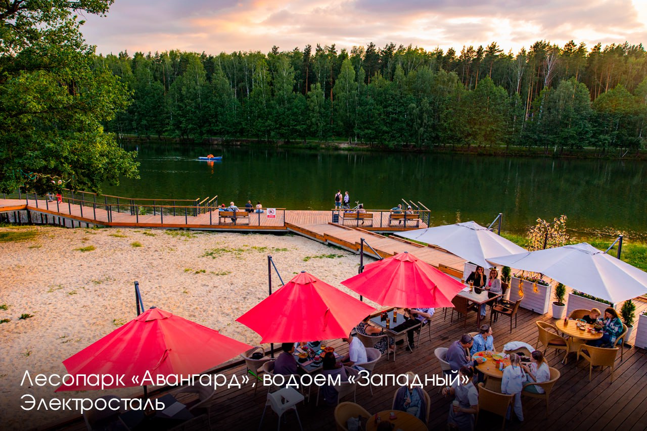 В Подмосковье работают 164 места отдыха у воды. Все они нанесены на карту. С 15 мая их уже посетило 471 тыс. человек. Большой популярностью среди жителей пользуются новые благоустроенные территории: карьер «Волкуша» в Лыткарино, пляж на реке Коломенка, «Загорское море» в Сергиевом Посаде, набережная реки Синичка в Красногорске и другие. Мы делаем все, чтобы зоны отдыха соответствовали всем стандартам — завозим свежий песок, чистим дно водоемов, благоустраиваем территории, поддерживаем чистоту и порядок. Также вместе с Минчистоты регулярно следим за состоянием пляжей, оперативно устраняем дефекты. Малый бизнес помогает нам создавать комфортные условия для отдыха. Сейчас в зонах отдыха работает 63 пункта проката лодок и катамаранов, 114 волейбольных площадок и 148 точек торговли. Летом на наших пляжах пройдут тренировки со звездами по пляжному волейболу и футболу, йоге и фитнес-аэробике, а также соревнования по плаванию. 1 июля откроем новую площадку для пляжного волейбола «Пойма volley» в Павшинской Пойме Красногорска. Всем солнечного лета и активного отдыха