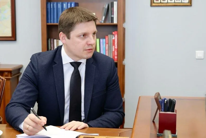 Арестован бывший общественный советник губернатора Самарской области Юрий Козаренко занимался в регионе развитием беспилотных систем В Белгородской области возбуждено уголовное дело в отношении экс гендиректора компании Транспорт будущего Юрия Козаренко Белгородский областной суд 8 мая оставил без изменения решение Свердловского районного суда Белгорода об аресте Козаренко по подозрению в мошенничестве в особо крупном размере ч 4 ст 159 УК РФ Козаренко белгородский выпускник Школы губернаторов Окончил Белгородский государственный национальный исследовательский университет по специальности финансы Работал в ГК Эфко занимающейся производством продуктов питания В компании прошёл путь от специалиста в отделе экономического планирования до директора по инвестиционной деятельности С июня 2018 года занимал должность гендиректора научно образовательного центра Бирюч С 2022 года по 2023 год занимал должность гендиректора инновационного центра ГК Эфко ООО ИЦ Бирюч НТ Пост гендиректора компании Транспорт будущего он получил в 2022 году Транспорт будущего учредитель научно производственного центра беспилотных авиационных систем Самара В январе 2025 года НПЦ посетил Владимир Путин В марте 2025 года губернатор Самарской области Вячеслав Федорищев назначил Юрия Козаренко своим помощником по развитию беспилотных авиационных систем По сообщению правительства региона Юрий Козаренко сейчас не является общественным советником губернатора и освобождён от выполнения этих обязанностей 31 октября 2025 года С декабря 2025 Козаренко возглавил ООО Аэролинк Руководителем ООО Транспорт будущего компании проекта по производству БАС он был до 16 марта 2026 года Весной этого года Козаренко перестал руководить несколькими структурами связанными с БАС проектами в различных регионах Кроме ООО Аэролинк он сохранил в своих руках руководство организацией Ассоциация НАС