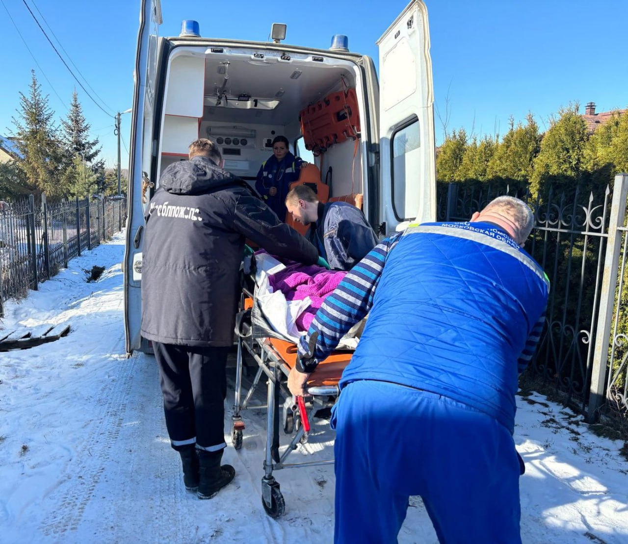 Чеховские спасатели помогли госпитализировать женщину с большим весом  К специалистам обратились медики: в поселке Васькино пациентке требовалась срочная госпитализация, но донести ее до кареты скорой помощи самостоятельно они не могли. На место выехали спасатели.  Специалисты аккуратно переложили пациентку с кровати на носилки, вынесли из дома и помогли поместить в автомобиль к медикам. К счастью, женщина жила в частном доме, так что сделать это было не так сложно.  Спасатели — на все руки мастера     Подпишись Поделись новостью