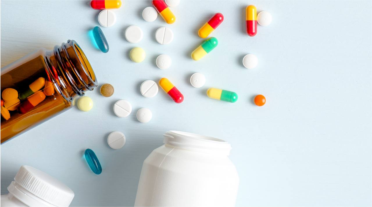 По данным Евростата в сентябре 2025 года Евросоюз резко увеличил закупки российских медикаментов увеличив объем более чем в семь раз по сравнению с августом Сумма поставок достигла 7 6 млн евро что является максимальным показателем с декабря 2020 года сообщают РИА Новости  С одной стороны это может говорить о признании качества и необходимости российских лекарственных препаратов для европейских потребителей С другой стороны возникает вопрос как это соотносится с общей политической обстановкой и санкциями Интересно также отметить что крупнейшими экспортерами лекарств в Россию остаются Германия 134 6 млн евро Нидерланды 82 7 млн евро Бельгия 78 1 млн евро Словения 49 млн евро Австрия 31 млн евро Получается что товарооборот в фармацевтической сфере между Россией и ЕС продолжает существовать несмотря ни на что