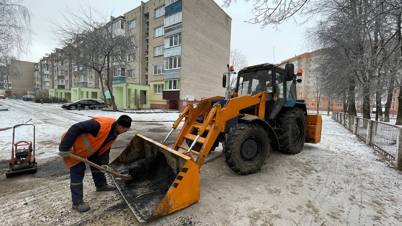 В Жодино активизировались ямочные ремонты.   Сегодня работы идут на ул. 8 Марта в районе СШ №6. Здесь трудятся специалисты ремонтно-строительного участка ЖКХ.   Рабочие используют смесь СОМС, так называемый холодный асфальт. С ним можно работать при температуре до минус 20 градусов.   Конкретно на этом участке дефекты покрытия были вырезаны и подготовлены еще в конце минувшей недели, а с понедельника стартовал ямочный ремонт.    Но таких проблемных мест хватает, так что работы предстоит немало. Чтобы привести городские улицы в порядок, сейчас акцент на устранение критичной ямочности, затем - приступят к сплошному асфальтированию дорог.    В ближайшее время будут дополнительно закуплены необходимые материалы.   Подпишись