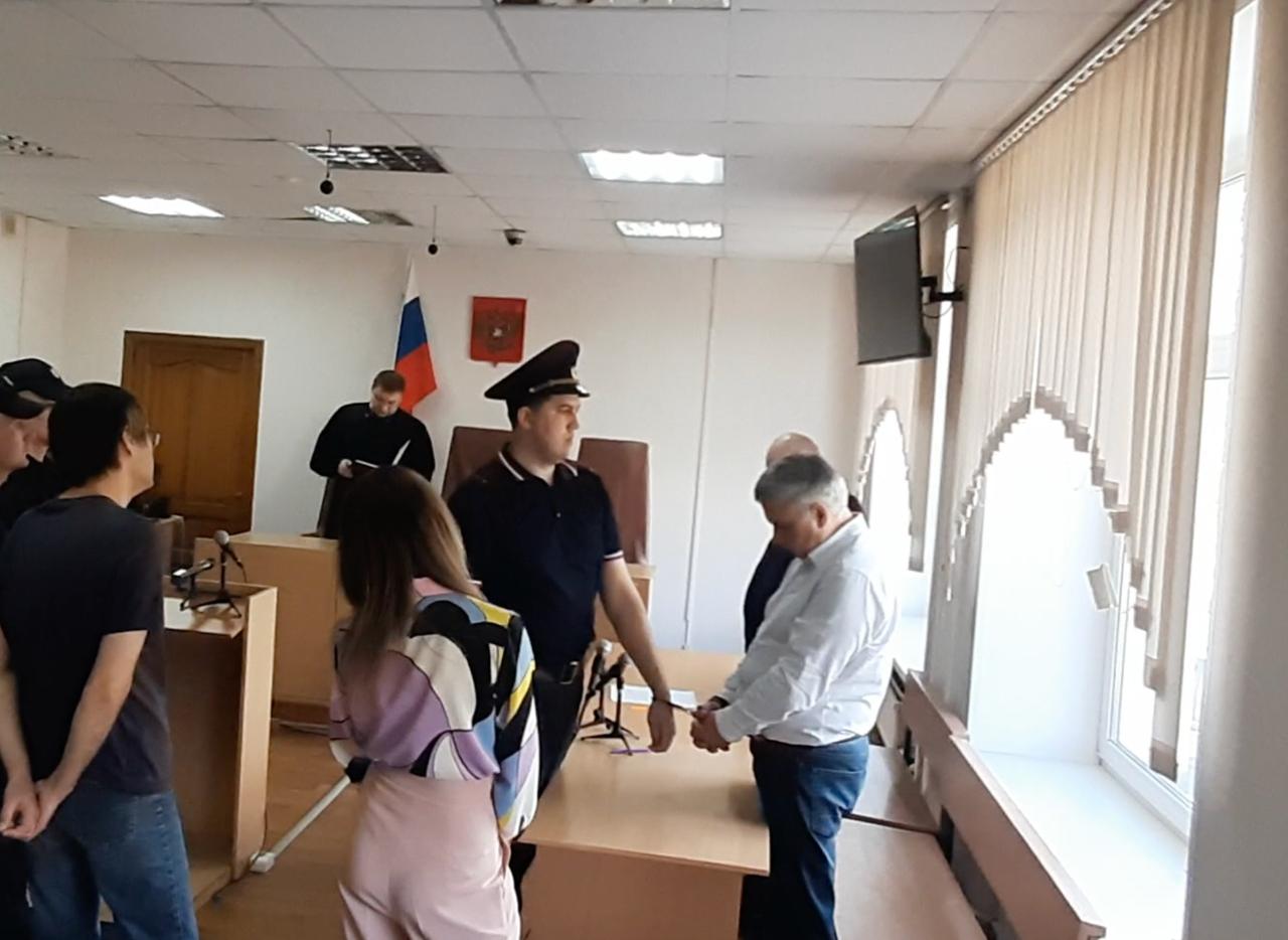 Экс-директору фонда жилстроя дали 5 лет колонии за махинации с жильем. Кировский районный суд Красноярска огласил приговор бывшему руководителю красноярского краевого фонда жилищного строительства Сергею Бердоусову по делу о злоупотреблении полномочий. Ему назначили 5 лет лишения свободы в исправительной колонии общего режима. Также его лишили права заниматься деятельностью в сфере жилищного строительства на два года. Бердоусова взяли под стражу прямо в зале суда Подробнее о деле читайте тут.