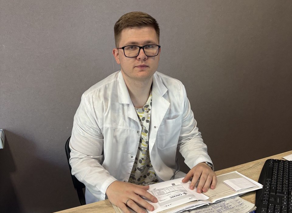 Врачи из Кировской области выезжают на подшефную территорию, в Веселовский район Запорожской области, для оказания медицинской помощи местным жителям. Так, в течение 8 дней врач-терапевт Оричевской ЦРБ Ринат Арасланов вел прием пациентов в веселовской больнице. За это время медицинскую помощь получили 128 человек. Больница оснащена необходимым диагностическим оборудованием: флюорографом, маммографом, рентген-аппаратом. Добавим, что выезды врачей-специалистов в пгт Веселое проводятся на постоянной основе. Бригада медиков формируется по потребности. В бригаду входят врачи терапевтических или педиатрических профилей, узкие специалисты, при необходимости на месте проводятся оперативные вмешательства. Кировская область