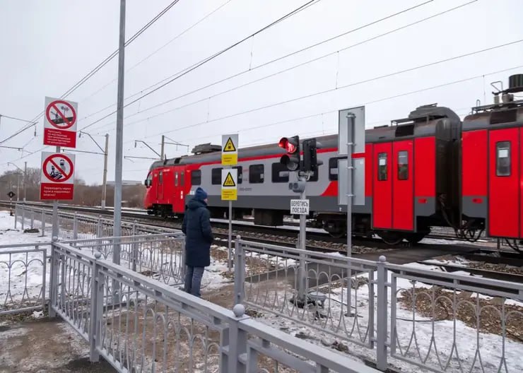 В Красноярске появился ещё один безопасный переход через железнодорожные пути   На станции «Шинный завод» появился новый наземный переход, оборудованный светофорами.  Светофоры имеют звуковой сигнал, который сообщает о приближении поезда. Для маломобильных пешеходов предусмотрены пандусы, для людей с проблемами зрения – тактильные указатели, сообщают в минтрансе региона.  Фото: Министерство транспорта Красноярского края