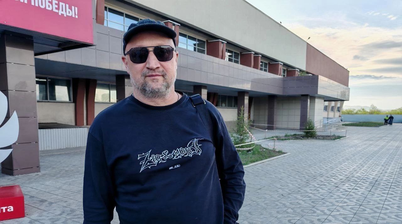 Актёр Гоша Куценко пообещал вернуться в Забайкалье в 2026 году Гость Забайкальского международного кинофестиваля 12+ , актёр Гоша Куценко поделился своими впечатлениями о Забайкалье. Он пообещал вернуться в регион в 2026 году. Об этом 6 июня сообщает «Забайкальский рабочий». - Обязательно хотелось бы приехать на ЗМКФ в следующем году. Обязательно привезу с собой моих детей у него три дочери - прим. ред. Здесь есть что делать, есть куда ехать, что видеть, о чем рассказывать, что вспоминать. Вот мой друг Виталий, с которым мы ездим, он много рассказывал мне о Забайкалье - у края такая история! Так что в следующий раз приеду, конечно, уже основательно, привезу детей. Возможно, даже попрошусь в жюри. Будем смотреть кино и есть буузы, - отметил актёр. По его словам, после концерта он с музыкантами поедет наслаждаться забайкальской кухней.