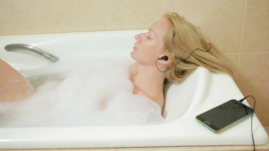 Лежание в ванне с телефоном закончилось для 14 летней девочки электротравмой и больницей Школьница принимала ванну со смартфоном В какой то момент он разрядился и девочка поключила его к пауэрбанку портативная зарядка вода попала на провод после чего ее ударило током Родители прибежали на крик и обнаружили дочь без сознания с телефоном на груди Подростка экстренно госпитализировали с ожогами А затем долечивали уже в кардиологии Как известно после удара током у пациентов могут наблюдаться нарушения ритма сердца Сейчас девочка уже дома и с телефоном больше ванну не принимает Подписаться