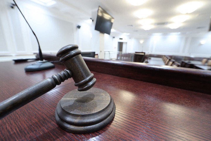 В Алтайском крае женщину будут судить за заказ убийства бизнес партнера Предпринимательница задолжала субподрядчику миллионы и решила списать долг радикально похитить заставить отказаться от претензий убить и залить тело бетоном в погребе Для операции она привлекла двух знакомых и обещала им оплату Но в момент похищения вмешались полицейские и киллера задержали Благодаря тому что похищенный чудом остался жив против леди Бетон существует самая большая улика Схема у этой дамочки была расписана по шагам но финал получился один арест и суд   Подпишитесь на Абзац TG VK Дзен MAX Rutube