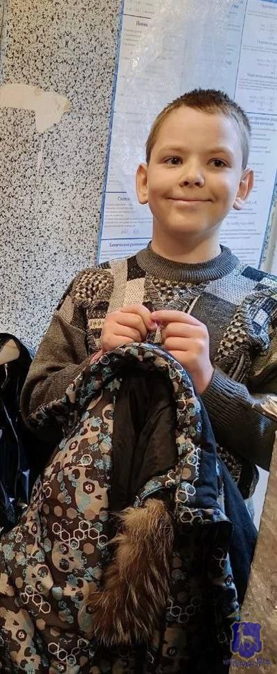 В Самаре разыскивают 10 летнего мальчика Сотрудники полиции разыскивают без вести пропавшего 10 летнего Павла Власова сообщает пресс служба ГУ МВД по Самарской области Мальчик 15 января ушел из школы расположенной на ул Урицкого в Железнодорожном районе Самары и до настоящего времени его местонахождение неизвестно На розыск несовершеннолетнего ориентированы участковые уполномоченные полиции сотрудники уголовного розыска инспекторы по делам несовершеннолетних и госавтоинспекторы Ориентировка с приметами несовершеннолетнего направлена в организации правоохранительной направленности и волонтерам Приметы разыскиваемого на вид 10 лет рост 140 145 см среднего телосложения волосы русые стрижка короткая Был одет шапка вязаная черного цвета куртка с рисунками синего и голубого цвета штаны и зимние ботинки темного цвета Всем кому что либо известно о местонахождении несовершеннолетнего просьба сообщить по телефонам 8 846 921 76 40 или 112 102 Также информацию можете передать по телефону дежурного офицера пресс службы ГУ МВД России по Самарской области 8 999 701 02 33