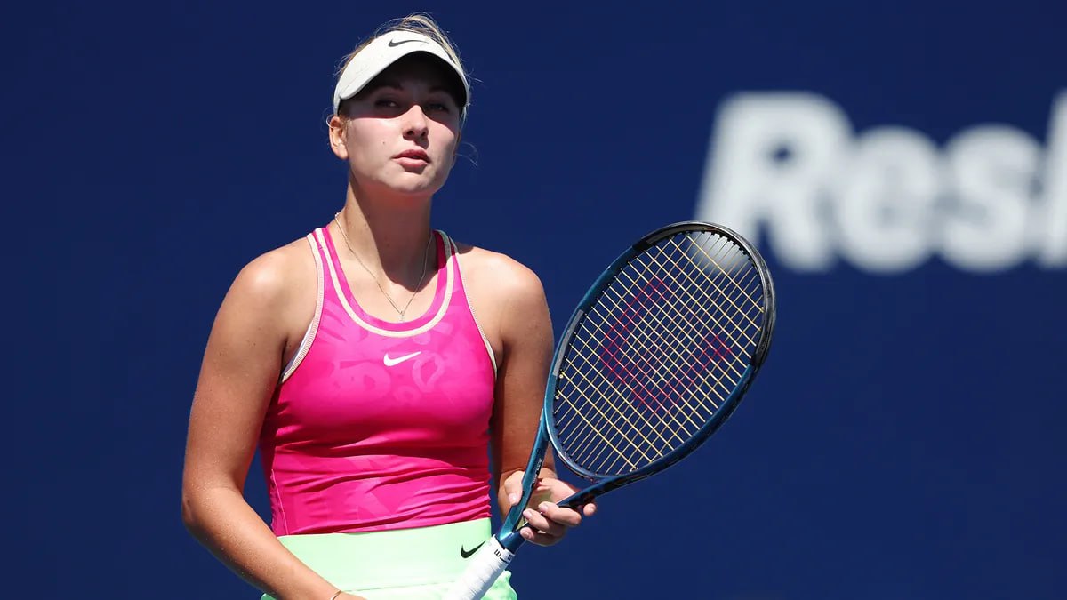 Российская теннисистка Анастасия Потапова с 2026 года будет представлять Австрию Рада сообщить что мое заявление на получение гражданства одобрено правительством Австрии Австрия это место которое я люблю она невероятно гостеприимна там я чувствую себя как дома Мне нравится Вена и я с нетерпением жду когда она станет моим вторым домом В связи с этим я с гордостью объявляю что с 2026 года я буду представлять свою новую родину Австрию в своей профессиональной теннисной карьере 24 летняя Потапова уроженка Саратова Является победительницей шести турниров WTA из них три в одиночном разряде Занимает 51 е место в мировом рейтинге