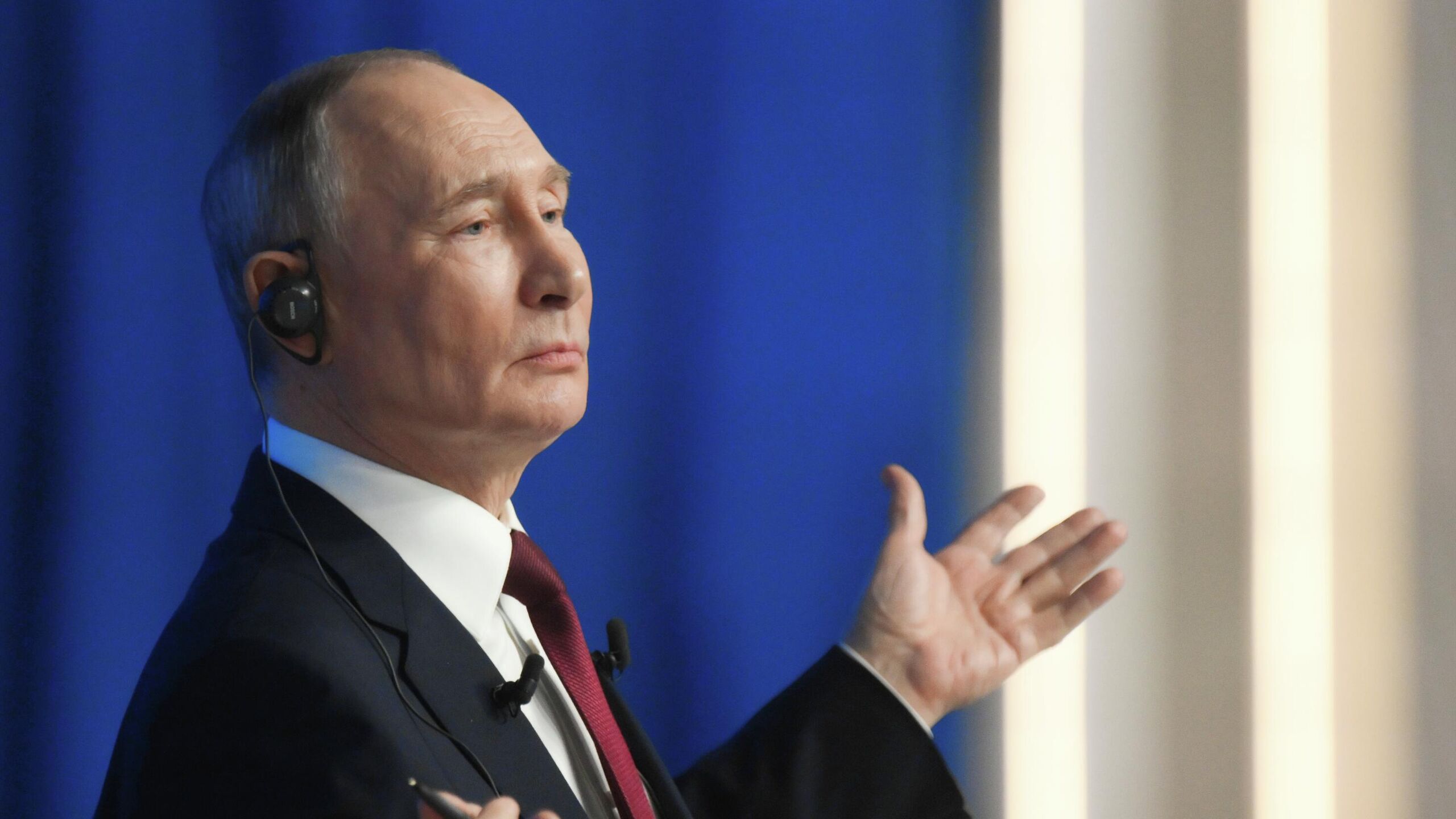 Президент РФ Владимир Путин назвал очень интересным проектом планы по созданию Ангаро Енисейского кластера по добыче металлов в том числе редкоземельных Очень интересный проект сказал российский лидер в ходе прямой линии упоминая планы по созданию Ангаро Енисейского кластера по добыче металлов Программа Итоги года с Владимиром Путиным которая объединяет большую пресс конференцию главы государства и прямую линию стартовала в эфире в четверг в полдень Сбор вопросов для программы стартовал 4 декабря в 15 00 мск он продлится вплоть до ее окончания В этом году как и в 2024 м нейросеть GigaChat занимается расшифровкой обращений на прямую линию