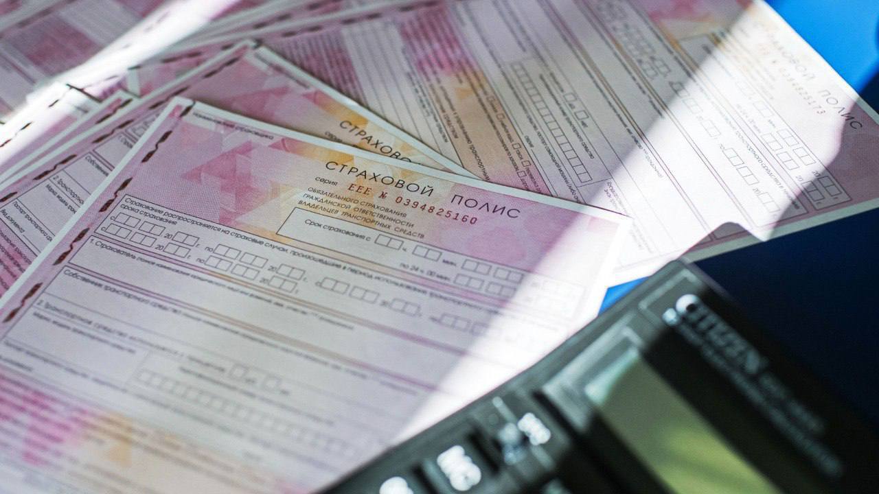 В Общественной палате предложили ввести штраф за отсутствие полиса ОСАГО при ДТП Автоэксперт заместитель председателя комиссии по безопасности Общественной палаты России Александр Холодов в прямом эфире радиоканала Слушаем на Радио России Идея страхования и идея штрафов чтобы заставить покупать полисы нужна для того чтобы защитить в первую очередь пострадавшего то есть того кто в аварии не виновен В том случае если у виновника нет полиса государство могло бы потерпевшему платить деньги нo естественно государству где то эти деньги нужно брать И я предложил в этом случае штрафовать как раз виновника аварии или не виновника каждый раз когда нет полиса для того чтобы хотя бы похожая сумма собралась У нас средняя выплата примерно 115 тысяч на сегодняшний день по ОСАГО то есть мы должны собрать эту сумму в случае аварии и я условно говоря разделил ее на два и если мы будем брать по 50 тысяч каждый раз то мы эту сумму соберем и государство сможет ее выплатить пострадавшим Слушать на платформе СМОТРИМ Подписывайтесь на Радио России в Телеграм MAX и скачивайте официальное приложение Радио России