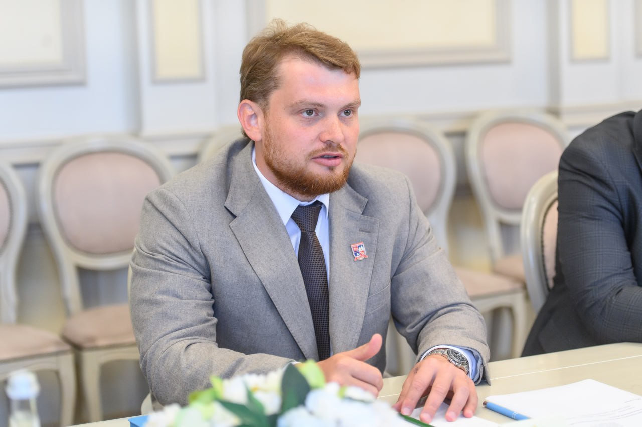 Еще один инвестор принял решение расширять производство в Воронежской области. Встретился с руководством компании «Деко Минералс СНГ» — единственного в СНГ производителя адсорбентов и реагентов для нейтрализации жирных кислот. В расширение мощностей в индустриальном парке «Перспектива» в Новоусманском районе компания планирует вложить 951,3 млн рублей. Продукция предприятия используется, к примеру, при производстве рафинированного масла, сахара, пива, вина, промышленных товаров. Среди клиентов — крупнейшие агрохолдинги и металлургические предприятия. Компания подаёт заявку на получение для инвестпроекта статуса особо значимого. Поручил коллегам оперативно подготовить документацию, чтобы в соответствии с нашими нормативными документами проработать возможность продления налоговых льгот до 5 лет. Особо отмечу, что компания является социально ответственной. Ее показатель в ЭКГ-рейтинге – более 100 баллов. Организация активно развивает детский спорт: поддерживает хоккей и плавание, взаимодействует с интернатом, где сегодня учатся и тренируются 200 детей. Такие инвесторы не только укрепляют промышленный потенциал региона, но и способствуют улучшению качества жизни.