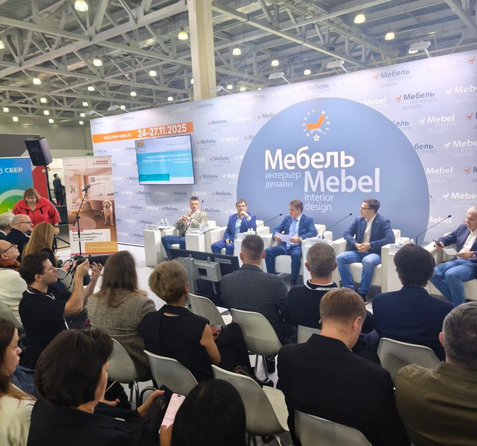 Экономика остыла потребитель ушел в сбережения Александр Спичак портфельный управляющий Сбербанка представил прогноз экономического развития России на ближайшие годы По его мнению в 2025 году темпы роста ВВП замедлятся до уровня ниже 2 после показателей 3 6 4 5 в 2023 2024 годах Такая динамика связана с жесткой денежно кредитной политикой ЦБ и продолжающимся бюджетным дефицитом Дефицит будет покрываться в том числе за счет размещения госдолга что может оказать дополнительное давление на рынок Инфляция которая в прошлом году достигла 9 5 по прогнозу снизится до 6 5 к концу этого года и до 5 в 2026 году Замедление роста цен произойдет на фоне сокращения инвестиций и ограничения бюджетных расходов При этом ключевая ставка останется на высоком уровне в базовом сценарии около 12 в 2026 году Это стимулирует россиян к сбережению деньги уходят в депозиты розничное кредитование ипотека и фондовый рынок теряют активность Меняется и потребительское поведение в непродовольственном сегменте наблюдается снижение спроса особенно на одежду бытовую технику и мебель В то же время спрос на услуги и общественное питание остаётся стабильным прежде всего в крупных городах мероприятия Деловая пилорама всё о мебели и деревообработке