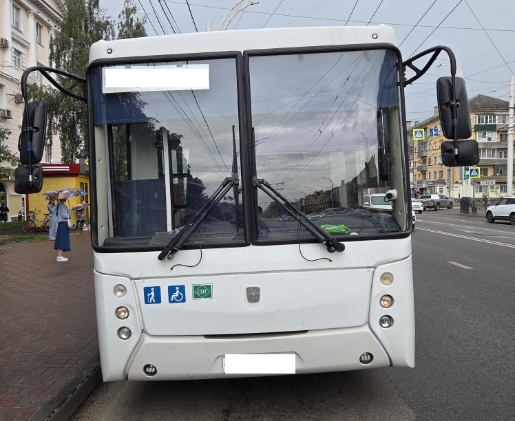 В Тамбове пенсионерка попала в больницу после падения в автобусе 22 июля на улице Советской в Тамбове 35-летний водитель автобуса «Нефаз», начав движение от остановки, допустил падение внутри салона автобуса 83-летней женщины. По предварительным данным, пенсионерка передвигалась по салону и не держалась за поручни. Как сообщили в Госавтоинспекции России по Тамбовской области, женщину с травмами доставили в больницу имени Архиепископа Луки. Госавтоинспекция России по Тамбовской области