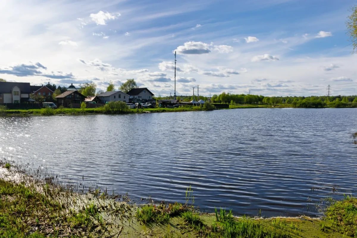 На Доброделе завершилось голосование за водоемы для расчистки в 2026 году По итогам голосования за водные объекты для расчистки в следующем году в рамках губернаторской программы 100 прудов и озер в котором приняли участие более 67 тысяч жителей Подмосковья определены 39 водоемов победителей в 20 городских округах Об этом сообщает пресс служба Министерства экологии и природопользования Московской области Активное участие в голосовании приняли жители городского округа Красногорск более 1 тыс человек сделали выбор в пользу пруда на реке Грязева в д Нефедьево В Минэкологии Подмосковья отмечают что в рамках программы 100 прудов и озер предусмотрены мероприятия включающие очистку объектов от плавающей водной растительности окос воздушно водной растительности такой как рогоз и камыш подъем и утилизацию строительного и бытового мусора а также удаление находящихся в акватории аварийно опасных деревьев Удаление донных отложений и дополнительное благоустройство программой не предусмотрено