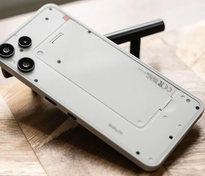 Nothing представила Phone 3a Lite бюджетный смартфон за 249 с рекламой на экране блокировки Компания Nothing показала свой новый смартфон Phone 3a Lite который стал самым доступным устройством бренда Его цена в Европе составит 249 Что интересно при близком рассмотрении новинка оказалась почти полной копией вышедшего ранее CMF Phone 2 Pro