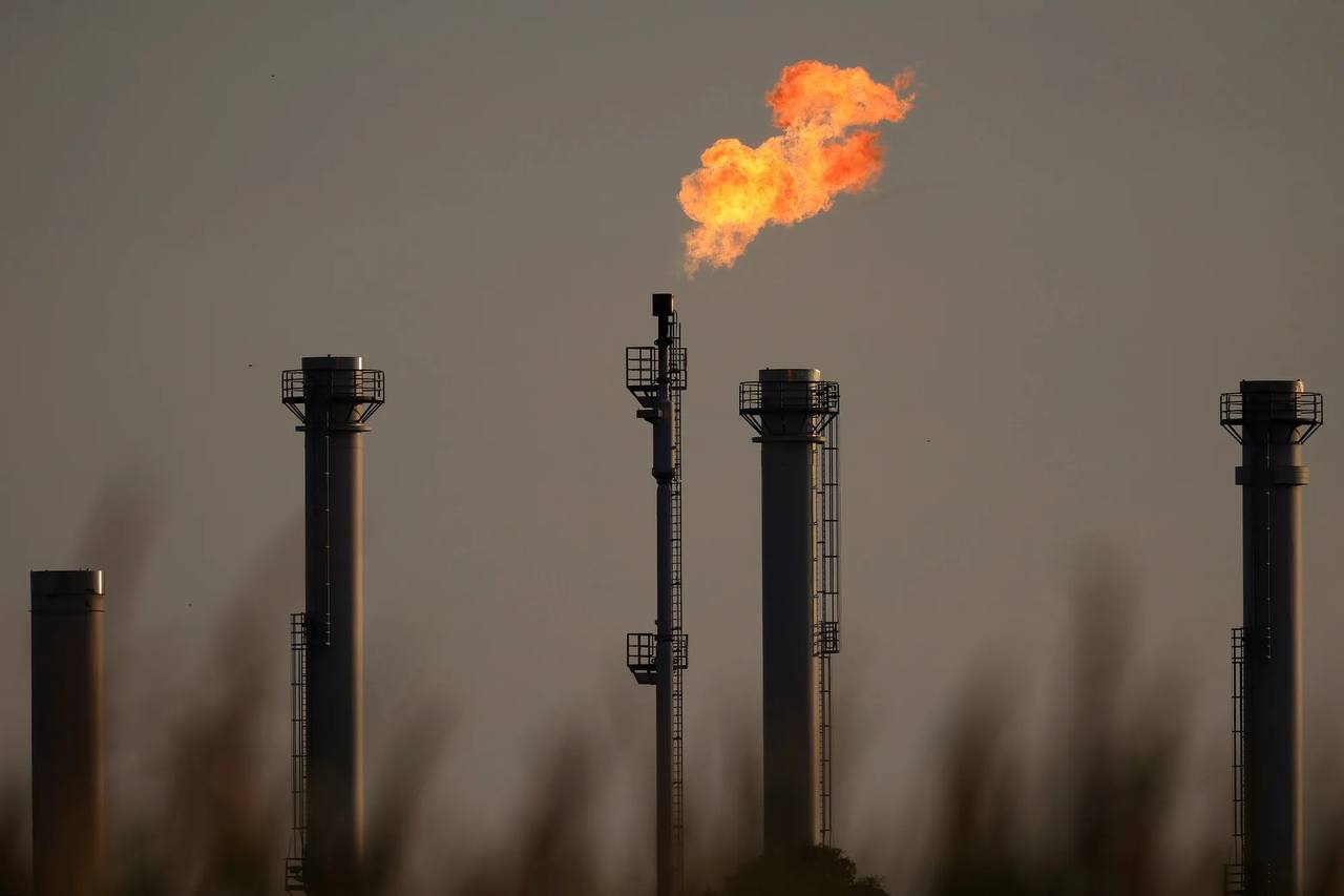 ™  МЭА ждет снижения роста спроса на газ.  Агентство понизило оценку роста потребления газа в мире в текущем году из-за высоких цен с 1,5% до 1,3% – до 4,27 трлн куб.м против 4,21 трлн куб.м в 2024 году. Впрочем, в следующем году темп роста вырастет до 2% и будет достигнут новый рекорд в 4,35 трлн куб. м.  Так, в Азии в этом году рост потребления газа станет самым слабым с 2022 года  менее 1%  на фоне неопределенности в экономике и высоких краткосрочных цен на СПГ. КНР даже снизила потребление в первой половине года на 1%. Закупки же СПГ упали более, чем на 20% – китайцы сменили ориентир на трубопроводный импорт и собственную добычу. Индия снижает потребление на 7%, в основном в промышленности и нефтегазохимии.  В следующем году основной прирост потребления должны обеспечить промышленность и энергетика, причем последняя вырастет на 30%. Домохозяйства же и коммерческий сектор, как ожидается, увеличат потребление только на 1%. В региональном разрезе будет лидировать Азия, ускорив темп наращивания с 1% до 4%.  ™ Нефтебаза