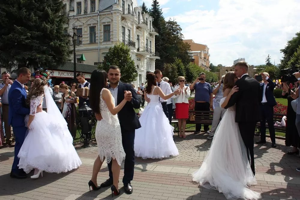 157 браков заключили туристы в Кисловодске в прошлом году   Благодаря взаимодействию отдела ЗАГС с санаториями курорта всего 314 граждан из разных городов России смогли узаконить свои отношения в Кисловодске.  За 2024 год из 632 зарегистрированных браков 157 браков заключили туристы с разных городов России. Это цифра увеличилась почти в 2,5 раза по сравнению с 2023 годом.