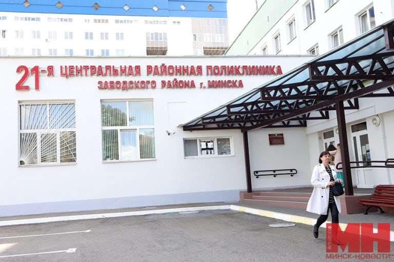 Столичную 21-ю поликлинику оснастили новым высокотехнологичным оборудованием.  Современный рентгеновский аппарат на три рабочих места уже смонтирован, и пациенты смогут обследоваться в ближайшее время.  Заместитель главврача по медчасти медучреждения Валентина Плотникова отметила, что аппарат отечественного производства позволит проводить диагностику органов грудной клетки и костно-мышечной системы с минимальной лучевой нагрузкой, а также рентгеноскопические исследования желудка и кишечника с контрастированием, обеспечивая качественные цифровые снимки.  «Минск-Новости» MINSKNEWS.BY Telegram Viber FB VK Inst TikTok  YouTube