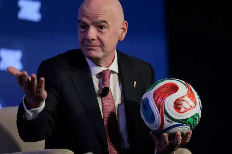 Глава FIFA заявил что сборная Ирана обязана приехать на чемпионат мира в США Президент FIFA Джанни Инфантино заявил что сборная Ирана обязательно примет участие в чемпионате мира несмотря на войну с США и Израилем и опасения по поводу безопасности игроков Ранее иранские власти предлагали перенести матчи команды из США в Мексику однако FIFA отказалась менять место проведения игр заявив что безопасность игроков будет обеспечена Иранская команда точно приедет Они прошли квалификацию и представляют свой народ Игроки хотят играть заявил Инфантино