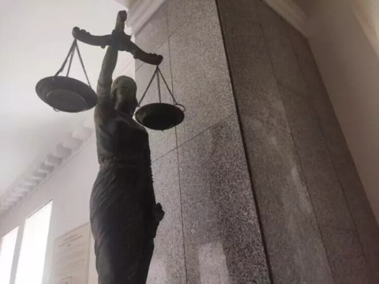 Жителя Ростовской области осудили за убийство 23-летней давности В Ростовской области 70-летний мужчина был осужден за преступление, совершенное 23 года назад. Его признали виновным в нанесении тяжких телесных повреждений, приведших к смерти женщины. Происшествие случилось в марте 2002 года в хуторе Греков Орловского района. Суд установил, что мужчина приревновал свою жену, и между ними возник конфликт. В ходе ссоры он избил ее по голове и телу. Вскоре женщина скончалась. После совершения преступления мужчина скрылся. Обвинение было предъявлено ему заочно. Его также объявили в международный розыск. По данным регионального СУ СКР, в декабре 2024 года злоумышленника удалось задержать. Суд приговорил его к 8,5 годам лишения свободы в исправительной колонии строгого режима. Как сообщили в донской прокуратуре, приговор еще не вступил в законную силу. Подписаться на "Новости Ростова" Прислать новость